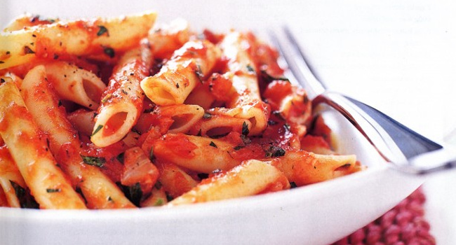 Pasta with simple tomato sauce